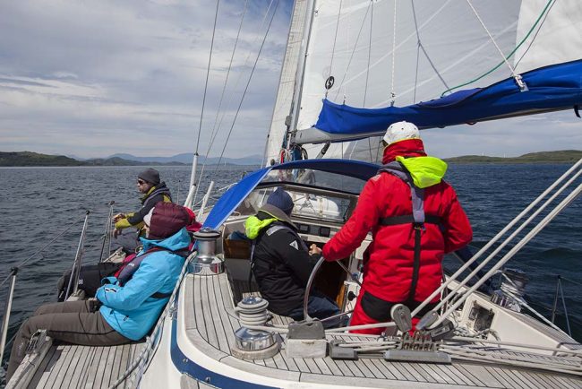 Идти галфвиндом очень комфортно. Лунар Эклипс отлично держит курс